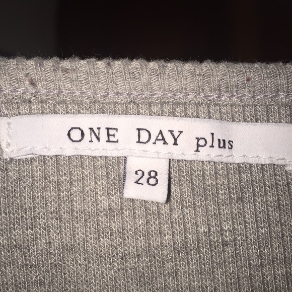 Gray cotton v-neck button up bodysuit - Picture 3 of 3